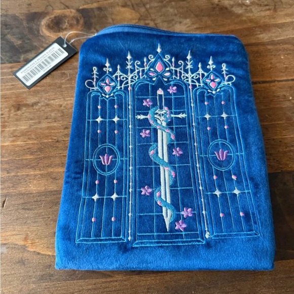 Fairyloot Blue Velvet Tablet Holder - Picture 1 of 3